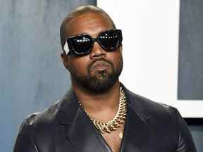 Kanye West arrive à la Vanity Fair Oscar Party le 9 février 2020 à Beverly Hills, en Californie.