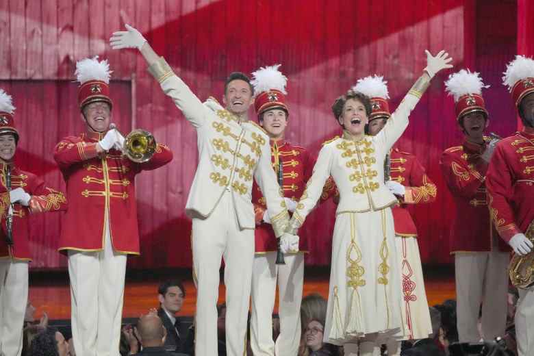 NEW YORK, NEW YORK - 12 JUIN : Hugh Jackman et Sutton Foster interprètent un numéro de "L'homme de la musique" sur scène lors de la 75e cérémonie annuelle des Tony Awards au Radio City Music Hall le 12 juin 2022 à New York.  (Photo de Kevin Mazur/Getty Images pour Tony Awards Productions)