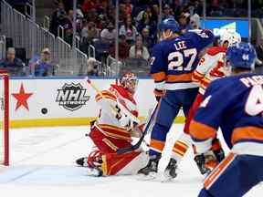 Le gardien de but des Flames de Calgary Jacob Markstrom réagit après que le défenseur des Islanders de New York Noah Dobson (non représenté) ait marqué le but vainqueur en prolongation à l'UBS Arena de Belmont Park, NY, le lundi 7 novembre 2022.