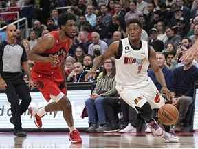 Le garde de Miami Heat, Kyle Lowry, se dirige vers le filet contre l'attaquant des Raptors de Toronto, Thaddeus Young, au cours de la première mi-temps à la Scotiabank Arena.