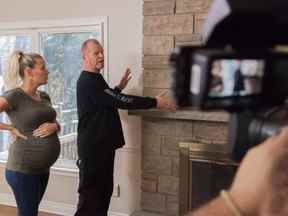 Mike Holmes et Sherry discutent du foyer au bois d'un propriétaire de Holmes et Holmes, saison 2.