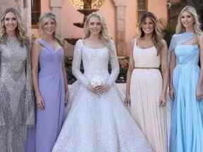 Photo de mariage du mariage de Tiffany Trump (de gauche à droite) : Lara Trump, Marla Maples, Tiffany Trump, Melania Trump et Ivanka Trump.