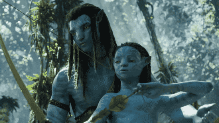 Jake teaching his kid to use a bow and arrow in Avatar 2