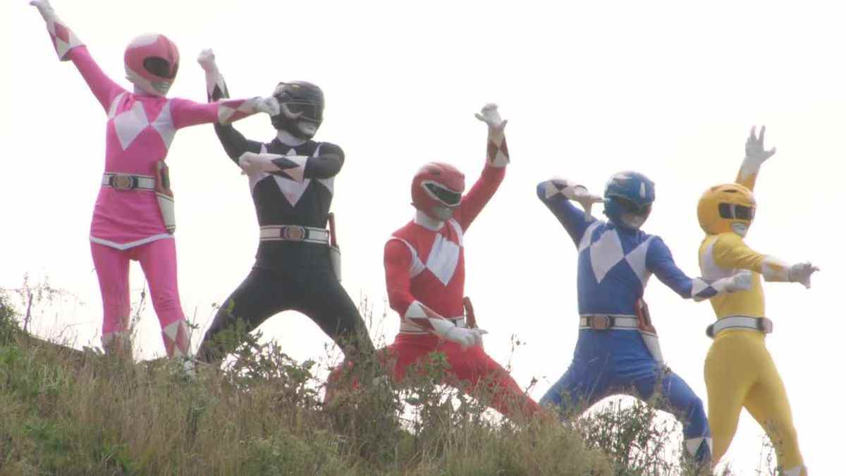 Les cinq Power Rangers debout et posant