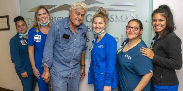 Jay Leno est sorti de l’hôpital après avoir été soigné pour des brûlures d’incendie de voiture