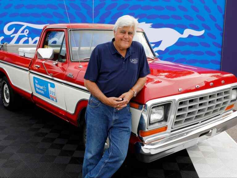 Jay Leno souffre de brûlures dans un feu d’essence, dit qu’il va « OK »