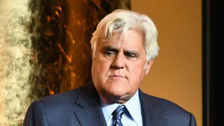 Jay Leno subit une intervention chirurgicale pour des brûlures causées par un incendie de voiture, en bon état
