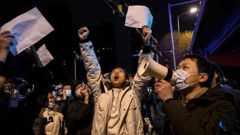 "Je veux voir un film" devient viral en tant que slogan de protestation contre le verrouillage du COVID en Chine
