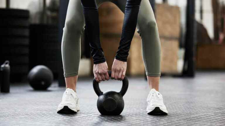 Je viens d’essayer cette séance d’entraînement de 20 minutes avec kettlebell – et c’est un tueur de tout le corps