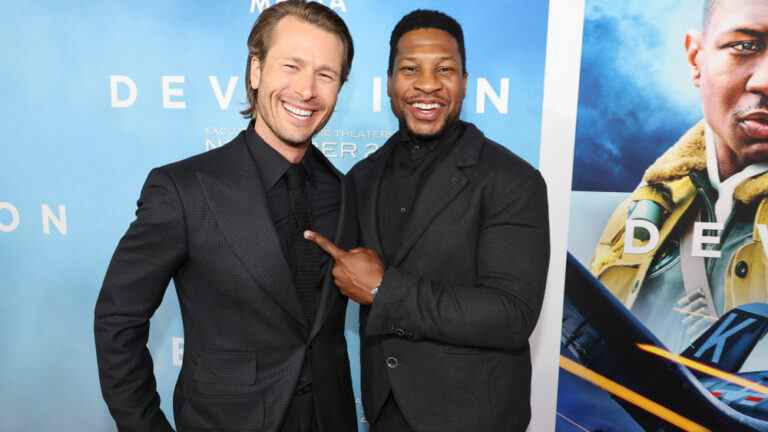 Jonathan Majors, Glen Powell et le casting de "Devotion" saluent les héros de la vie réelle du film Les plus populaires doivent être lus Inscrivez-vous aux newsletters Variety Plus de nos marques
	
	
