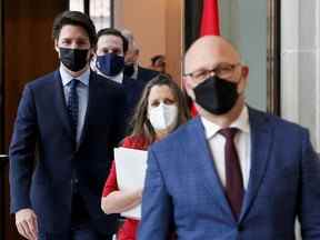 Le premier ministre du Canada, Justin Trudeau, arrive avec le ministre de la Justice et procureur général du Canada, David Lametti, le vice-premier ministre et ministre des Finances, Chrystia Freeland, et le ministre de la Sécurité publique, Marco Mendicino, lors d'une conférence de presse à Ottawa, Ontario, Canada, le 23 février 2022.