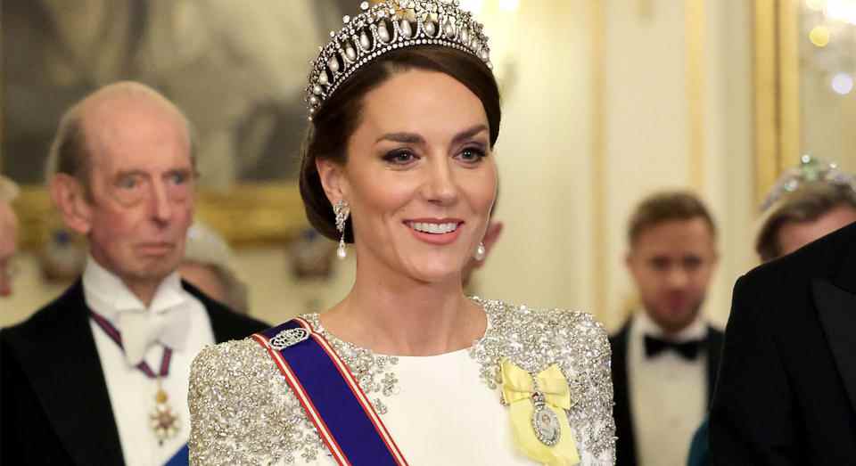 La princesse de Galles a porté un certain nombre d'hommages à feu la reine et la princesse Diana au roi Charles & # 39;  premier banquet d'État.  (Getty Images)