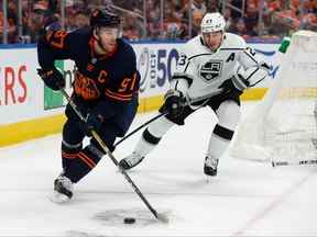 Connor McDavid des Oilers d'Edmonton affronte Dustin Brown des Kings de Los Angeles lors de la troisième période des séries éliminatoires de la coupe Stanley de la LNH à Rogers Place à Edmonton, le samedi 14 mai 2022. Photo de Ian Kucerak