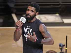 Kyrie Irving des Brooklyn Nets prend la parole avant le match de basket NBA de l'équipe contre les Pélicans de la Nouvelle-Orléans, le mercredi 19 octobre 2022, à New York.