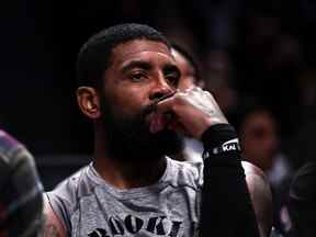 Kyrie Irving # 11 des Brooklyn Nets regarde depuis le banc pendant le deuxième quart du match contre les Chicago Bulls au Barclays Center le 1er novembre 2022 à New York.