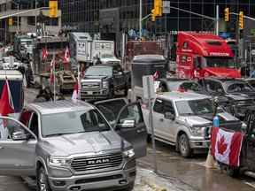 Manifestations contre le mandat des vaccins photographiées au centre-ville d'Ottawa.