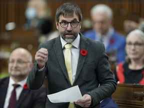 Le ministre de l'Environnement et du Changement climatique Steven Guilbeault se lève pendant la période des questions, le vendredi 28 octobre 2022 à Ottawa.