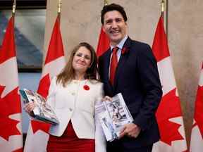 La vice-première ministre et ministre des Finances du Canada, Chrystia Freeland, et le premier ministre du Canada, Justin Trudeau, s'arrêtent pour une photo avant de prononcer l'énoncé économique de l'automne sur la Colline du Parlement à Ottawa, Ontario, Canada, le jeudi 3 novembre 2022.