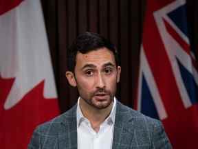 Le ministre de l'Éducation de l'Ontario, Stephen Lecce, fait une annonce à Toronto le mercredi 12 janvier 2022.