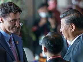 Le premier ministre du Canada Justin Trudeau s'entretient avec le président chinois Xi Jinping lors du sommet des dirigeants du G20 à Bali, en Indonésie, le 15 novembre 2022.