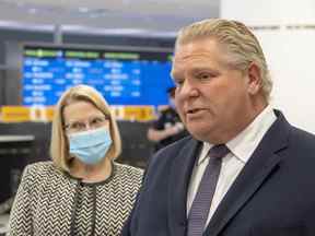 Le premier ministre de l'Ontario Doug Ford et la solliciteure générale Sylvia Jones répondent aux questions après avoir visité le centre de test COVID-19 du terminal 3 de l'aéroport Pearson de Toronto le 3 février 2021.