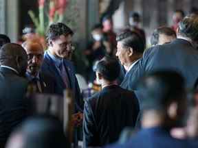 Cette photo publiée par le Cabinet du Premier ministre du Canada le 16 novembre 2022 montre le Premier ministre canadien Justin Trudeau (à gauche) s'adressant au président chinois Xi Jinping alors que Trudeau arrive au G20 à Bali le 15 novembre 2022.