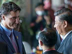 Le premier ministre du Canada Justin Trudeau s'entretient avec le président chinois Xi Jinping lors du sommet des dirigeants du G20 à Bali, en Indonésie, le 15 novembre 2022.