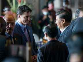 Le premier ministre Justin Trudeau s'entretient avec le président chinois Xi Jinping lors du sommet des dirigeants du G20 à Bali, en Indonésie, le 15 novembre 2022.