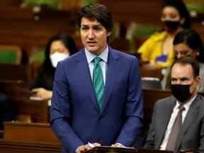 Le premier ministre Justin Trudeau s'exprime à la Chambre des communes sur la mise en œuvre de la Loi sur les mesures d'urgence, à Ottawa, le 17 février 2022.