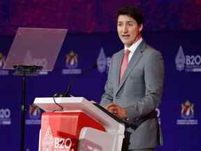 Le premier ministre Justin Trudeau prononce son discours lors du sommet du B20, avant le sommet des dirigeants du G20, à Nusa Dua, Bali, Indonésie, le lundi 14 novembre 2022.