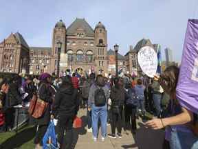 Des milliers de manifestants - des citoyens concernés, des parents et des groupes syndicaux - se sont présentés à Queen's Park et ont encerclé l'Assemblée législative en remplissant les pelouses avant.  Le groupe était là pour protester contre les actions du gouvernement conservateur de l'Ontario et soutenir les revendications des travailleurs du SCFP le vendredi 4 novembre 2022.