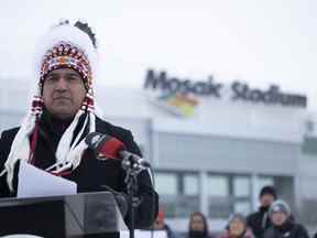 Le chef de la Première Nation de Kahkewistahaw, Evan Taypotat, prend la parole lors d'une conférence de presse à l'extérieur du stade Mosaic à Regina.