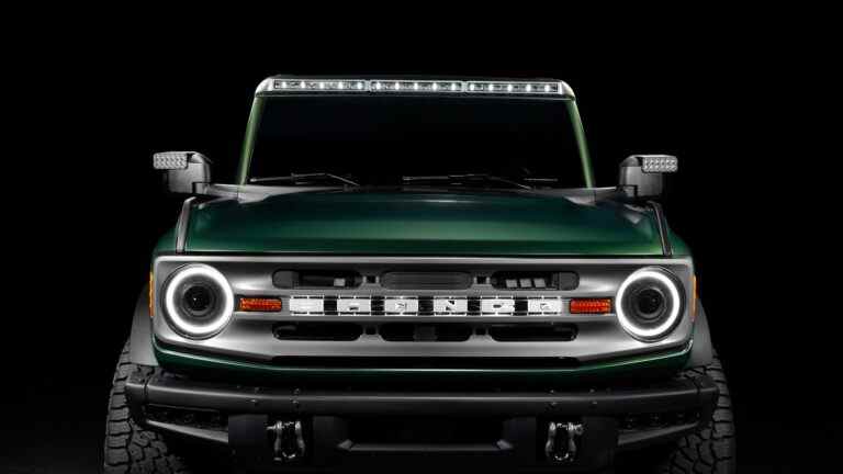 La barre lumineuse périphérique Ford Bronco d’Oracle Lighting se monte astucieusement sur les rétroviseurs latéraux