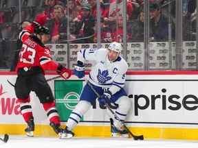 John Tavares des Maple Leafs contrôle la rondelle contre Ryan Graves des Devils du New Jersey lors de la deuxième période au Prudential Center le mercredi 23 novembre 2022 à Newark.