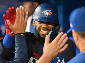 Le champ droit des Blue Jays de Toronto, Teoscar Hernandez, célèbre un deuxième coup de circuit contre les Red Sox de Boston au Rogers Centre.