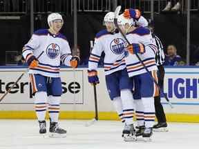 Le défenseur des Oilers d'Edmonton Brett Kulak (27) embrasse le défenseur des Oilers d'Edmonton Evan Bouchard (2) après le but de Bouchard lors de la troisième période contre les Rangers de New York au Madison Square Garden le samedi 26 novembre 2022.