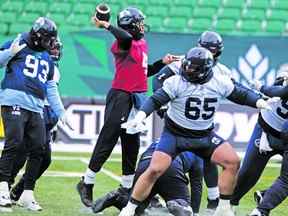 Dariusz Bladek, qui fait partie d'une ligne offensive grandement améliorée, assure la protection alors que le quart-arrière des Argonauts McLeod Bethel-Thompson lance le ballon lors de l'entraînement de la Coupe Grey hier au Mosaic Stadium de Regina.