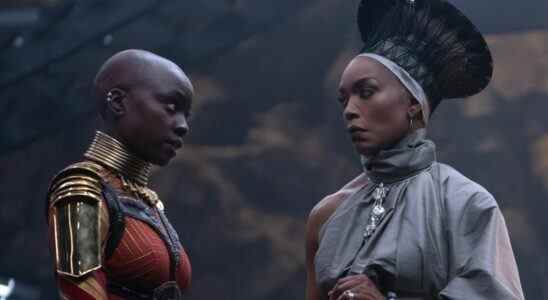 La manière brillante dont Danai Gurira et Angela Bassett ont collaboré pour la puissante scène de la salle du trône dans Black Panther : Wakanda Forever