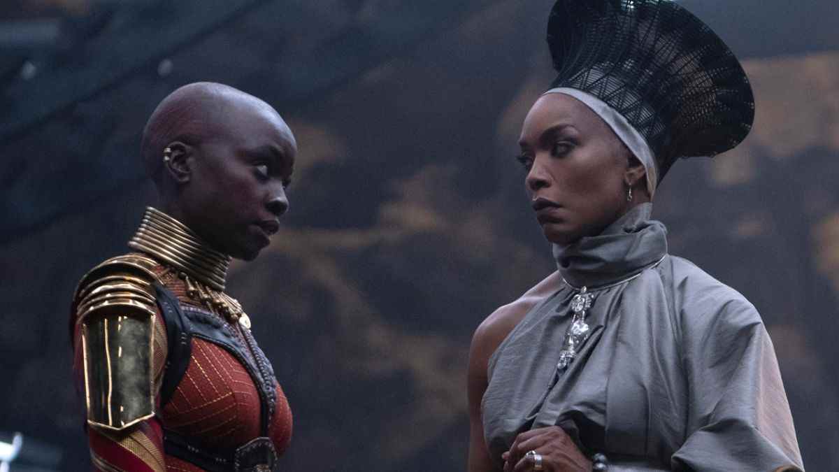 La manière brillante dont Danai Gurira et Angela Bassett ont collaboré pour la puissante scène de la salle du trône dans Black Panther : Wakanda Forever
