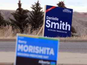 Des pancartes pour le candidat du Parti de l'Alberta Barry Morishita et la candidate de l'UCP Danielle Smith sont vues le long d'une route à Medicine Hat avant l'élection partielle de Brooks-Medicine Hat.