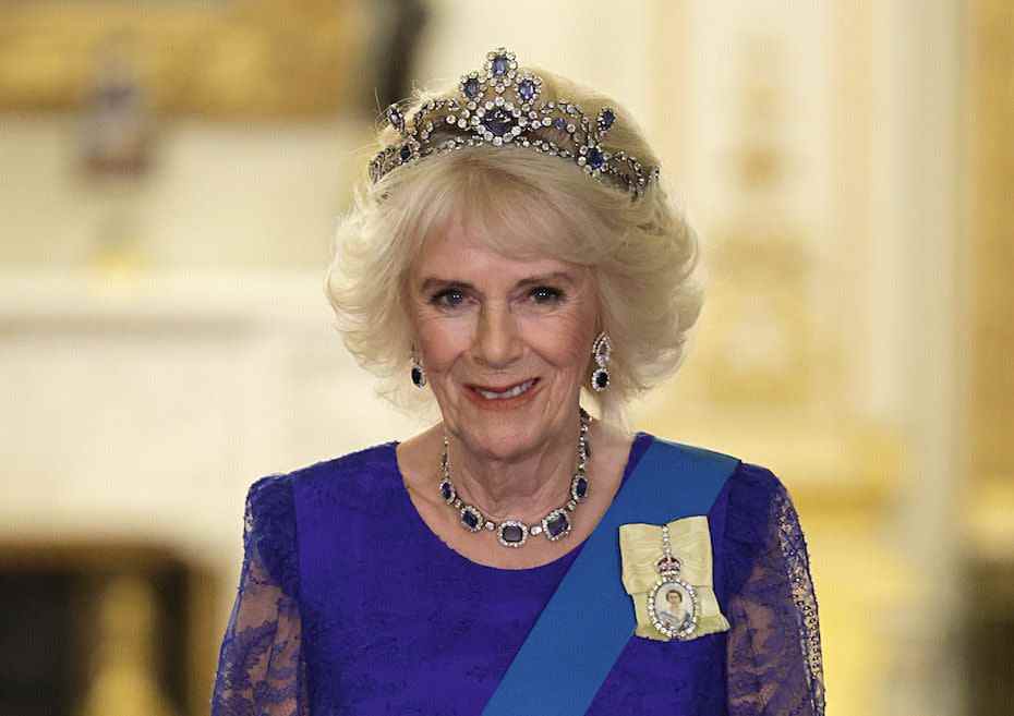 la reine consort camilla abandonne la tradition emblématique des dames en attente