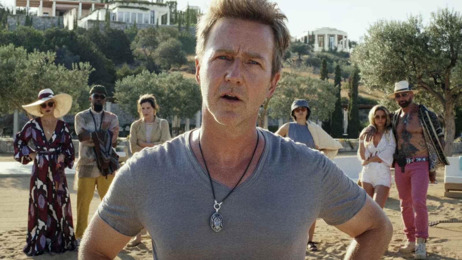 La star de Glass Onion, Edward Norton, explique pourquoi Knives Out se démarque des autres meurtres mystérieux
