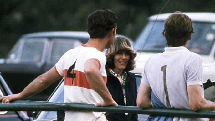 une photo du prince charles et camilla parker bowles au polo en 1972
