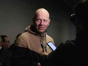 Mats Sundin s'adresse aux journalistes avant le match de la Classique des légendes du Temple de la renommée du hockey à la Scotiabank Arena dimanche.