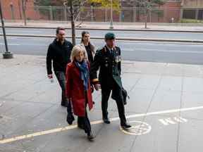 Maj.-Gén.  Dany Fortin, à droite, arrive avec sa femme Madeleine Collin à Gatineau, au Québec.  palais de justice le mardi 25 octobre 2022.