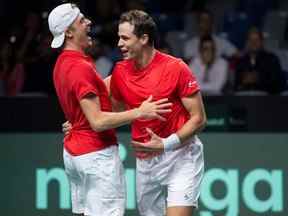 Le Canadien Denis Shapovalov (à gauche) célèbre avec Vasek Pospisil après avoir remporté le quart de finale du double masculin contre l'Allemagne lors du tournoi de tennis de la Coupe Davis à la salle de sport Martin Carpena, à Malaga, en Espagne, le jeudi 24 novembre 2022.