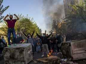 Sur cette photo prise par un individu non employé par l'Associated Press et obtenue par l'AP en dehors de l'Iran, des Iraniens protestent contre la mort de Mahsa Amini, 22 ans, après son arrestation par la police des mœurs le mois dernier, à Téhéran, le 27 octobre. , 2022. La ministre des Affaires étrangères, Mélanie Joly, déclare que le Canada ajoute la police nationale iranienne et une université internationale iranienne à sa liste de sanctions.