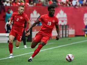 Le milieu de terrain canadien Alphonso Davies (19 ans) contrôle le ballon lors du match de football de la Ligue des Nations de la Concacaf entre le Canada et Curaçao au stade BC Place à Vancouver, le 9 juin 2022. Le Canada joue deux matchs hors-concours en Autriche les 23 et 27 septembre menant à la Coupe du monde de football 2022 en novembre.