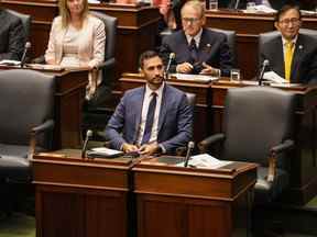 Le ministre de l'Éducation Stephen Lecce écoute le discours du Trône à Queen's Park à Toronto, le mardi 9 août 2022.