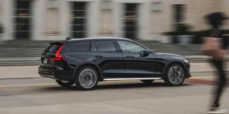 Le Volvo V60 Cross Country B5 2023 va à contre-courant